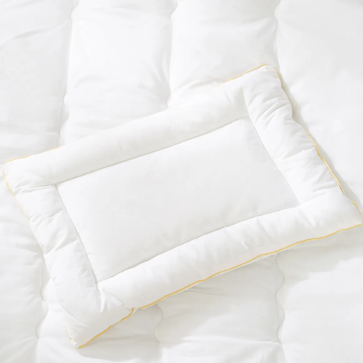 Imbottitura piumino con cuscino bianco – roba