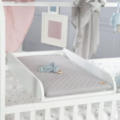 Piano cambio con cuscino bianco per lavatrice e letto – roba