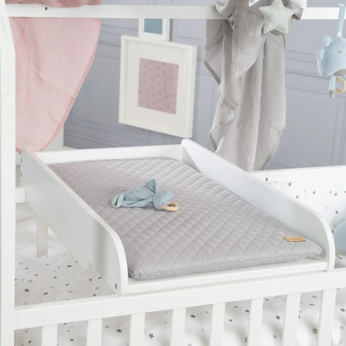 Piano cambio con cuscino bianco per lavatrice e letto – roba