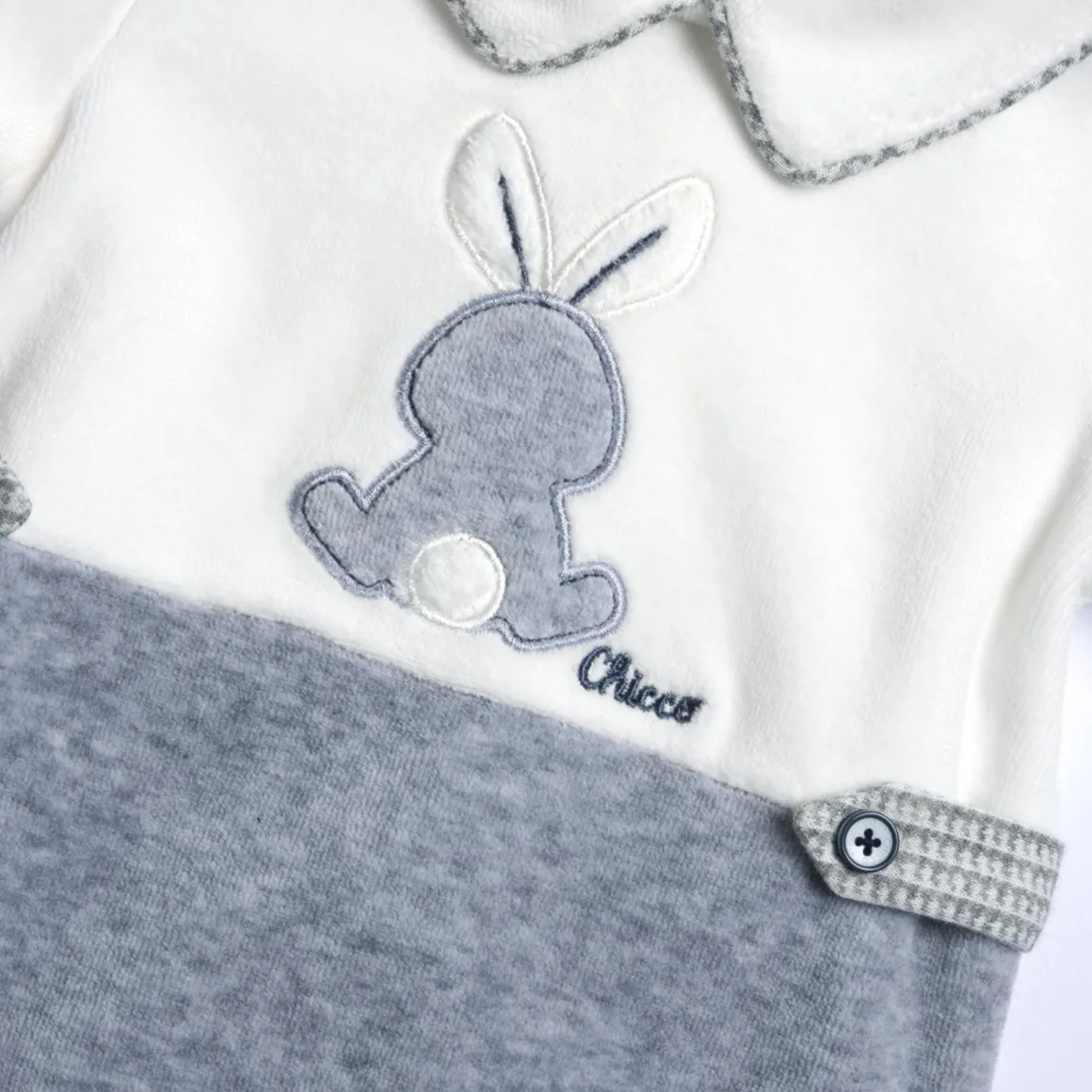 Tutina con apertura patello con coniglietto – chicco