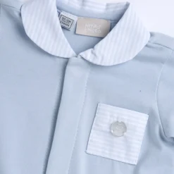 Tutina in cotone leggero, con apertura frontale ed entrogamba, ideale per primavera e autunno