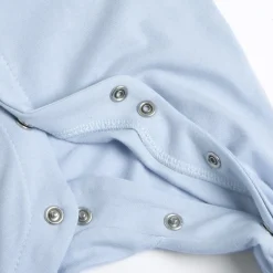 Tutina in cotone leggero, con apertura frontale ed entrogamba, ideale per primavera e autunno